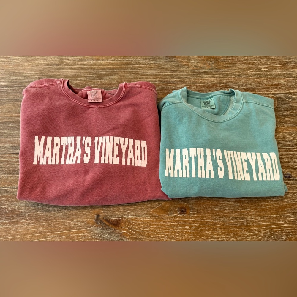 SET OF (2) COMFORT COLORS MARTHA’S VINEYARD CREWNECK SWEATSHIRT, MEDIUM & SMALL